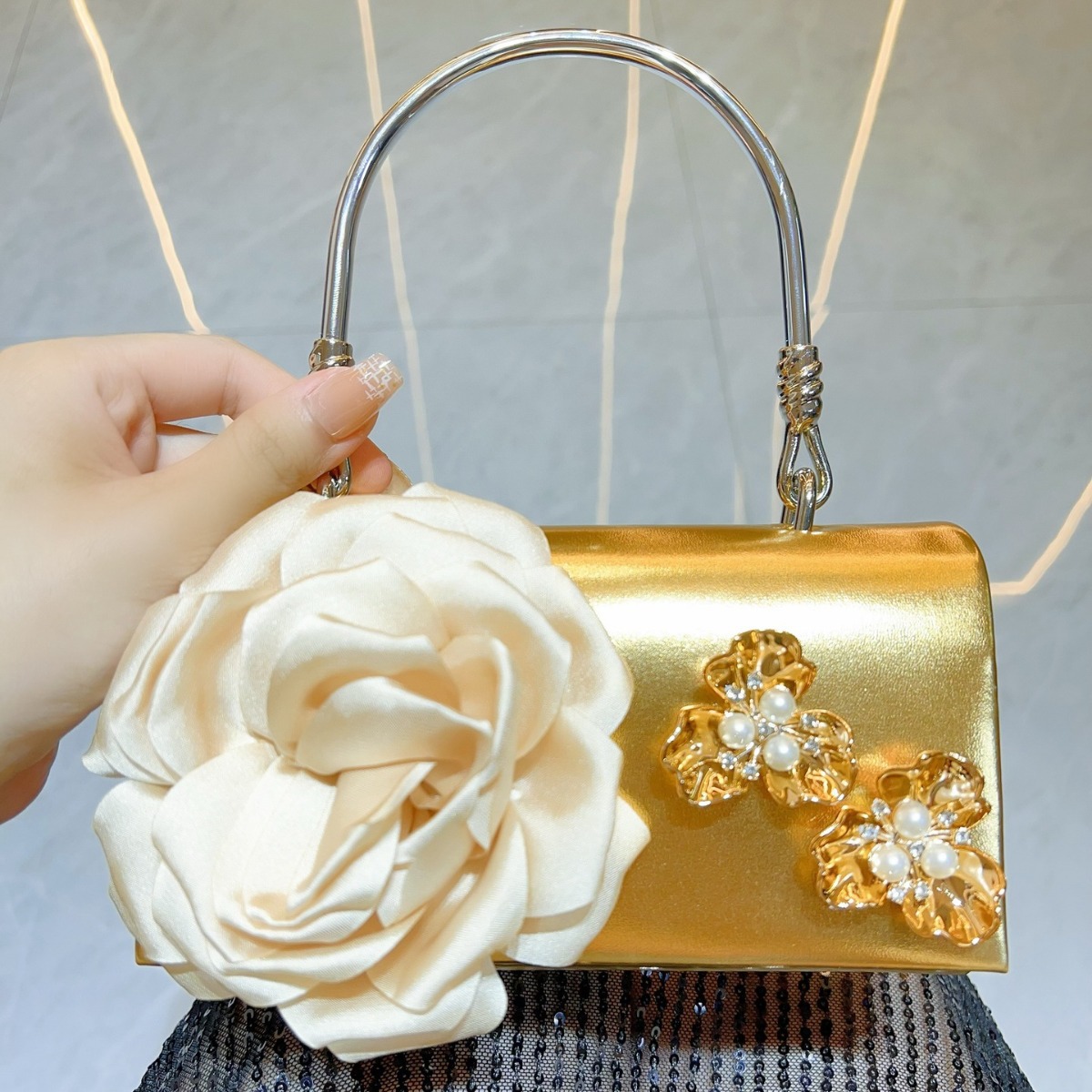 Luxury Bags White - Tas Genggam Bunga 3D Emas Mewah