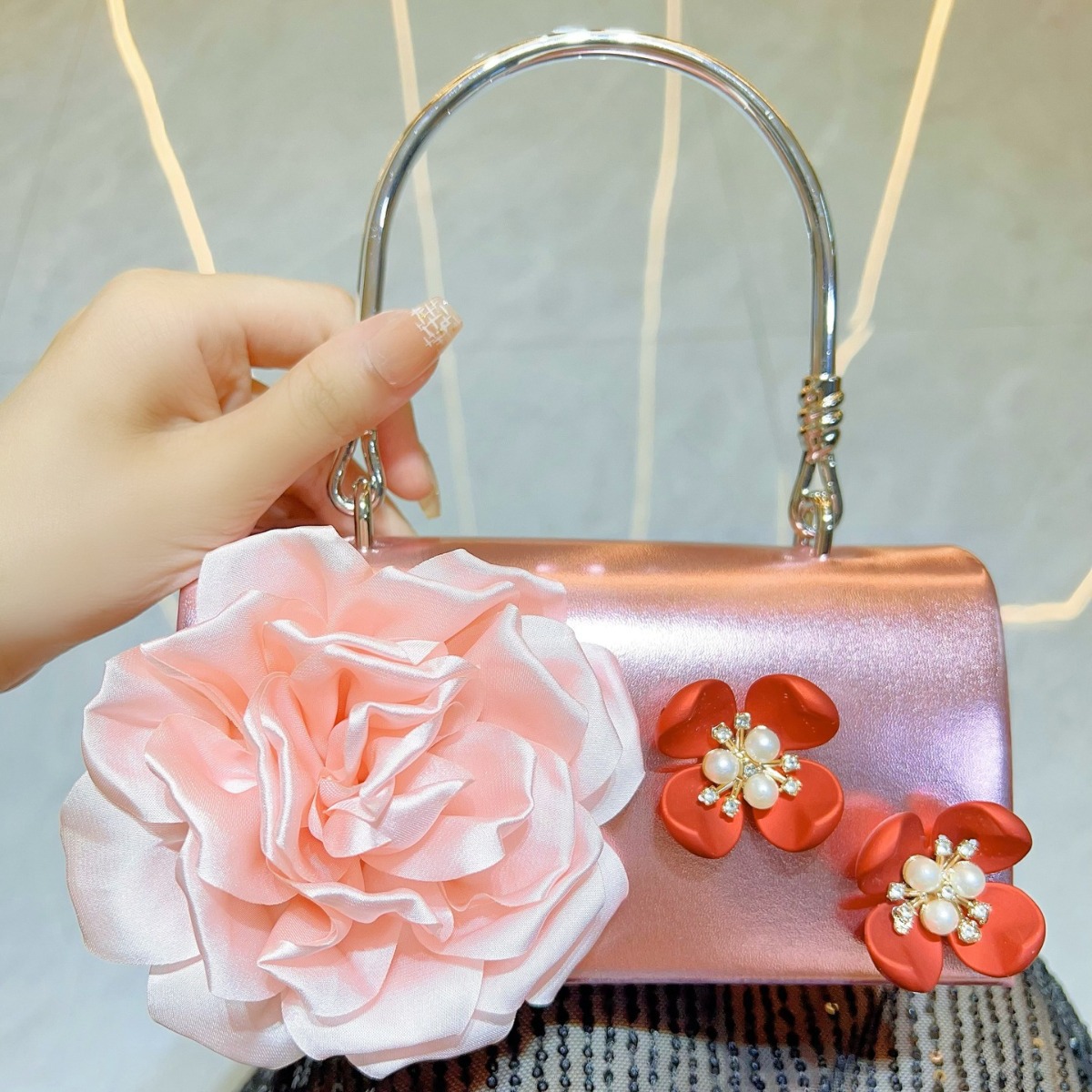 Tas Genggam Bunga 3D Emas Mewa - Luxury Bags White ulasan dan harga
