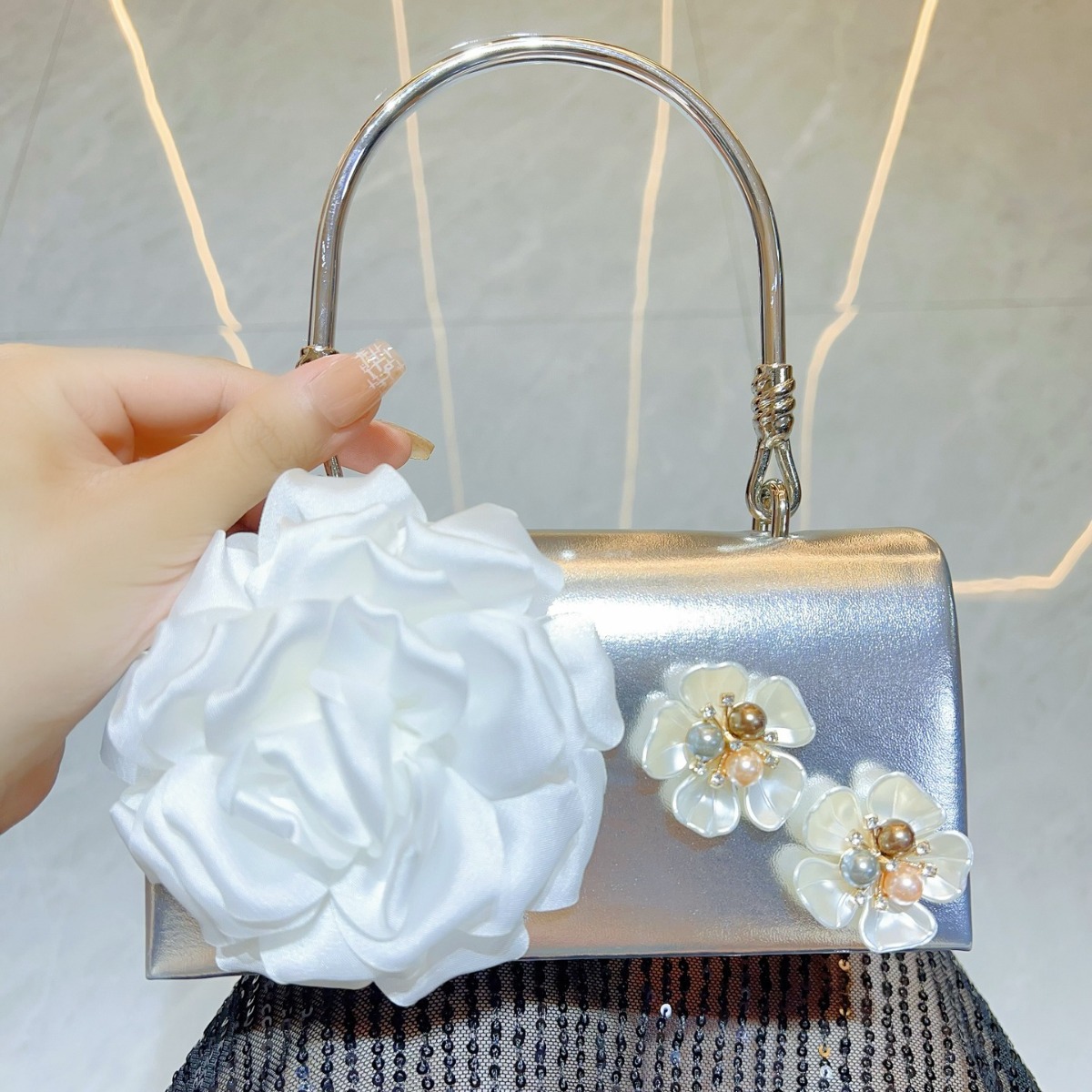 Tas Genggam Bunga 3D Emas Mewa - Luxury Bags White ulasan dan harga